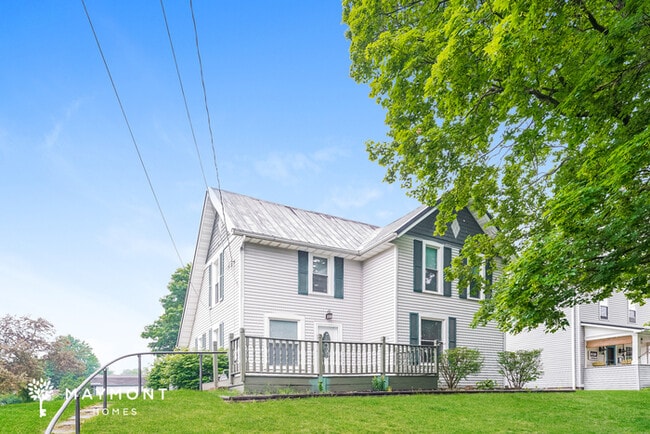 Primary Photo - 32 E Main St