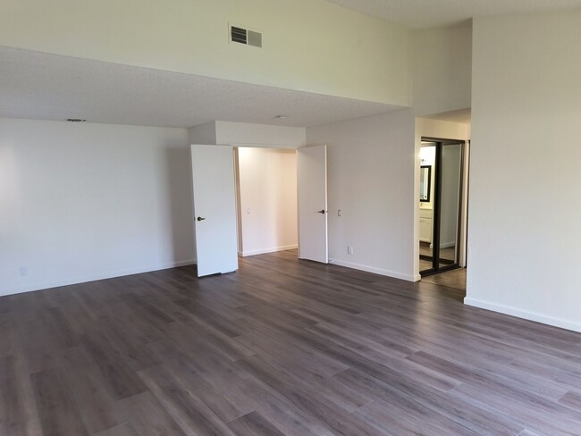 Building Photo - Beautifully updated and Move In Ready!