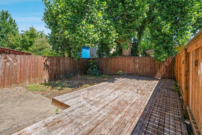 Building Photo - Lovely 3-bdrm/2-bath thin house in Portsmouth. Fenced backyard w/ deck, 1-car garage
