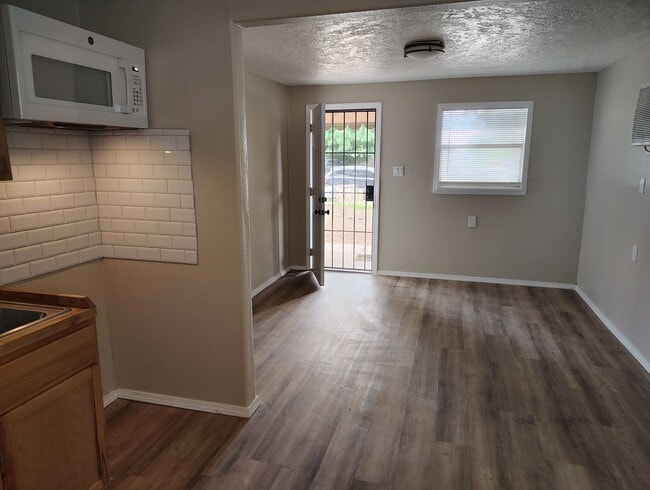 Building Photo - AVAILABLE NOW- Newly remodeled - Cute and ...