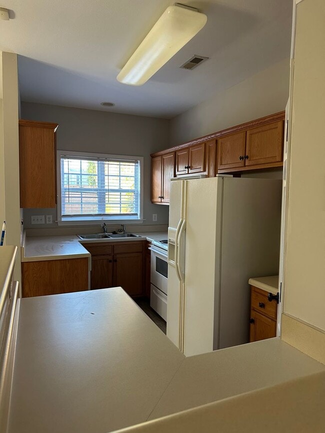 Building Photo - Nice 3 bedroom, 2.5 bath townhouse at Silv...