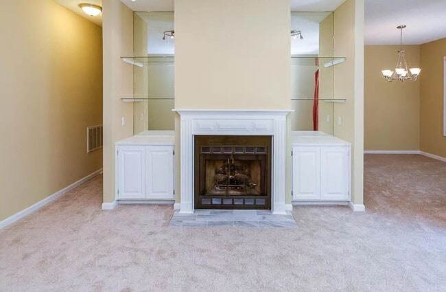 Building Photo - 2 Bed/ 2.5 Bath Townhouse