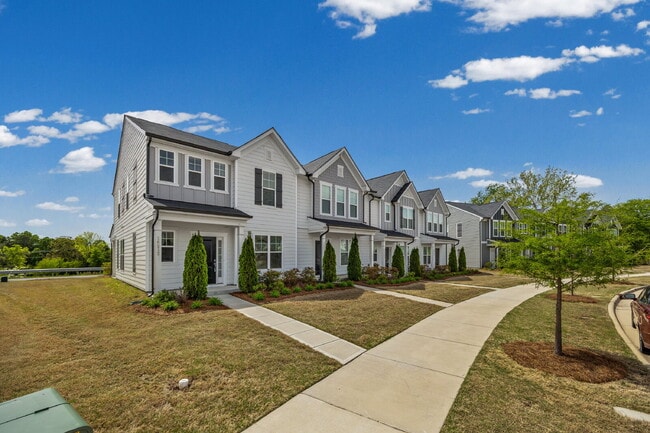Building Photo - Spacious 3BR Townhome with Garage, Open Layout & Community Pool – Move-In Ready!