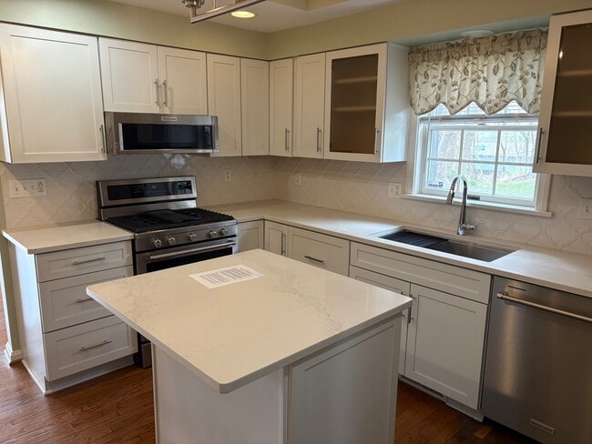 Building Photo - 1351 Top Rd