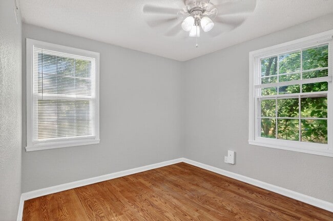 Building Photo - Your Next Home Awaits: 4BR/2BA in Desirable Prairie Village Location!