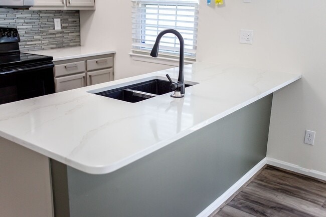 Building Photo - Columbus Station Condo-Ready to move in