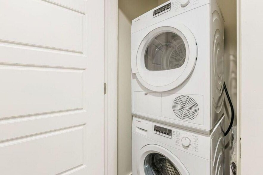 Building Photo - 201 Magazine St