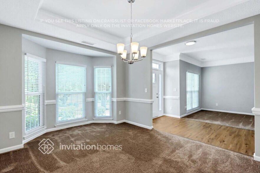 Building Photo - 9823 Dauphine Dr