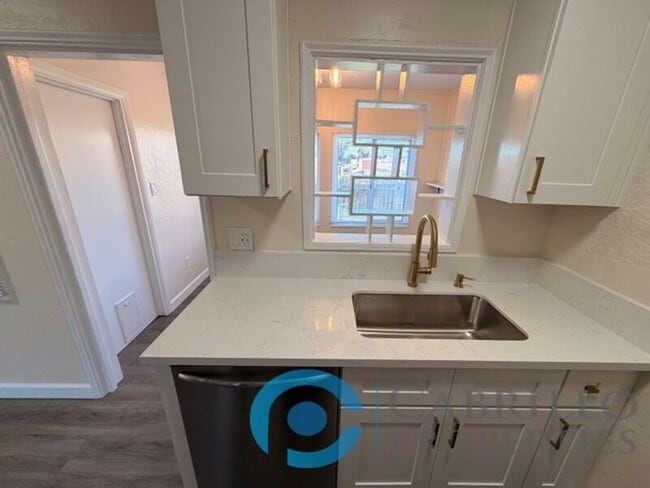 Building Photo - 2412 Chicago St