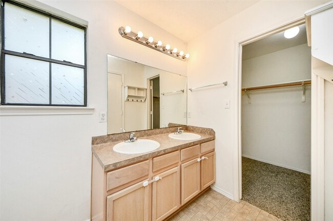 Building Photo - 16134 Coleburn Dr