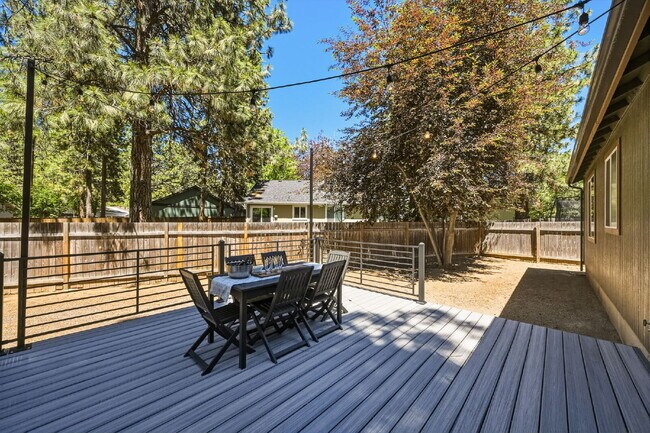 Building Photo - Furnished 3-Bedroom Home in Southwest Bend with Yard Care Included