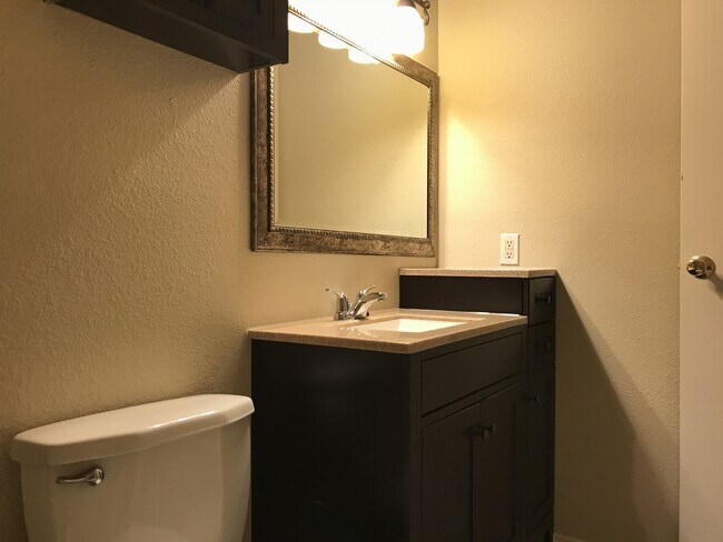 Building Photo - Awesome 1/1 in Great Location