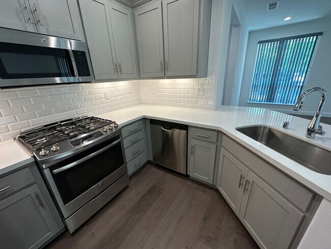 Building Photo - Charming 3 Bed / 2.5 Bath Home with Modern Upgrades