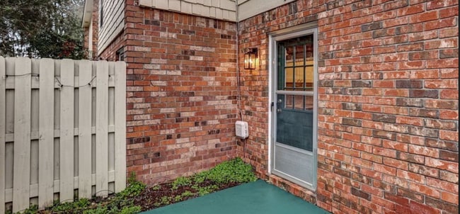 Building Photo - Charming Town Home Available August 12th.