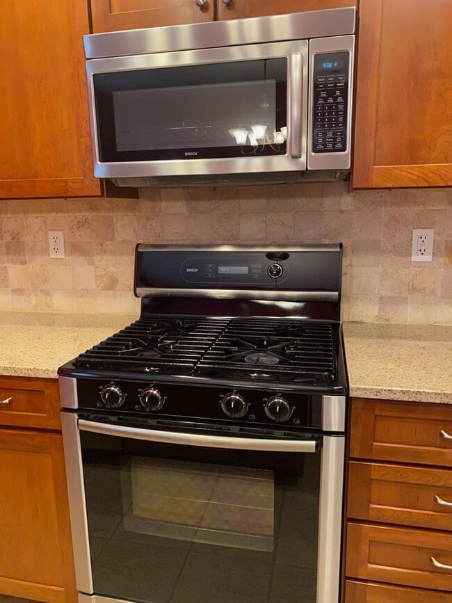 Building Photo - Spacious Townhouse Steps from Tarrytown Wa...