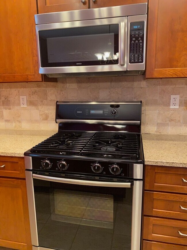 Building Photo - Spacious Townhouse Steps from Tarrytown Wa...