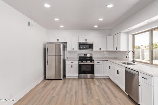 Building Photo - 816 E Saguaro St