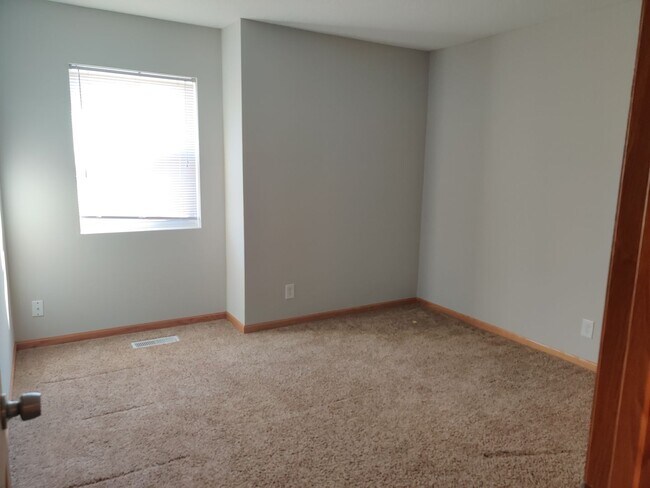 Building Photo - Charming Townhome with Spacious Yard