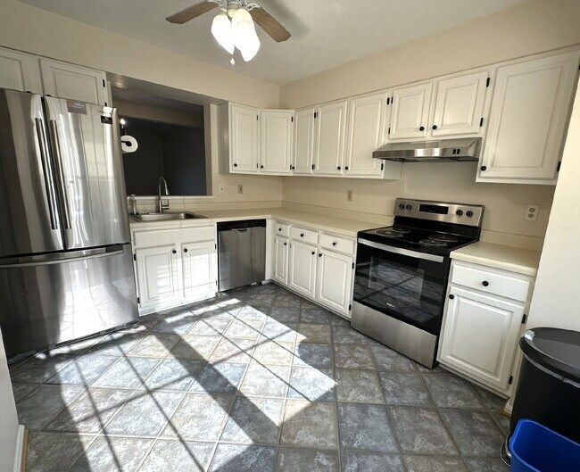Building Photo - 3-Bedroom Townhome in Furnace Hills