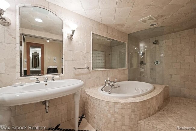 Building Photo - 3333 W Shore Dr