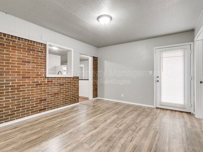 Building Photo - 409 E Hill Dr