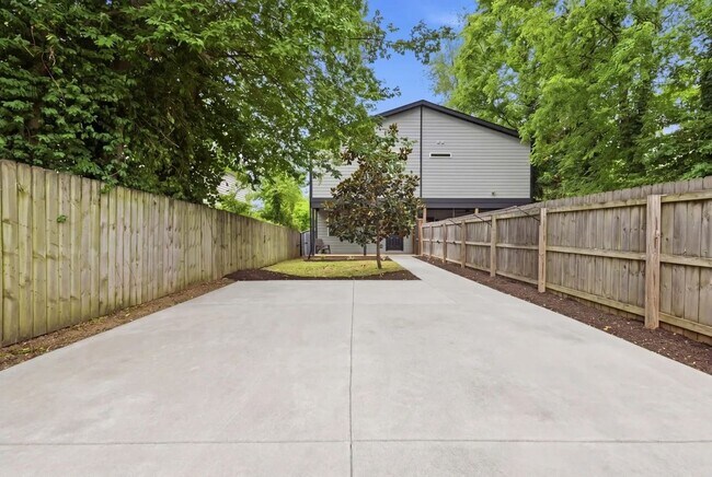 Building Photo - 1814 16th Ave N