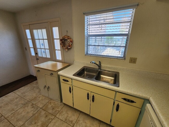 Building Photo - 50% off move in with 1 year lease agreement!!