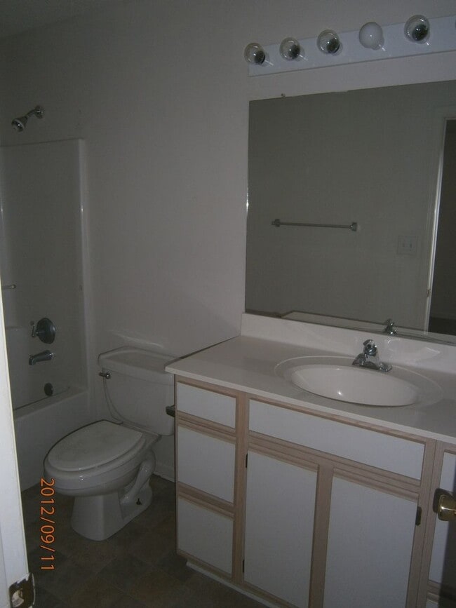 Building Photo - Spacious 2 bed 2 bath duplex, available soon!