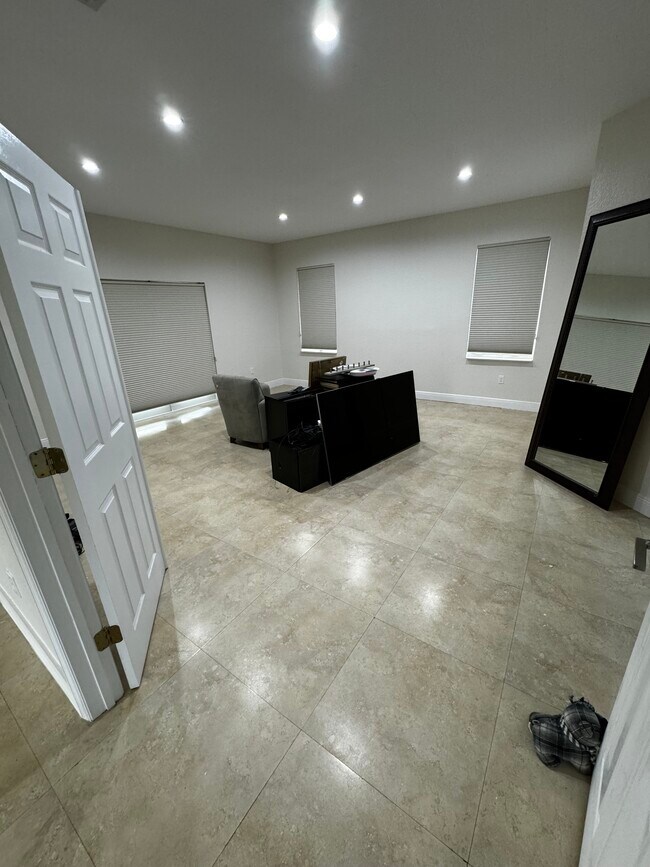 Building Photo - 2511 SW 24th Ct