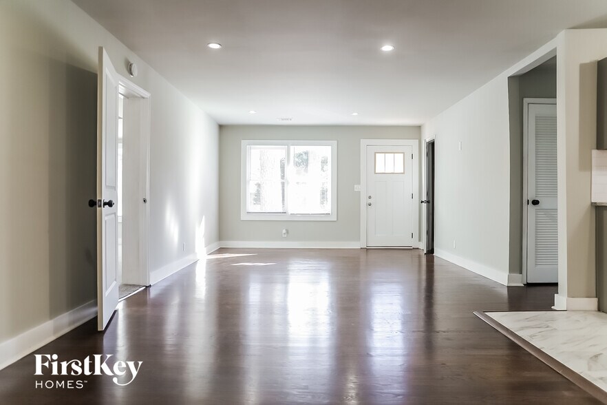 Building Photo - 2207 Freydale Rd