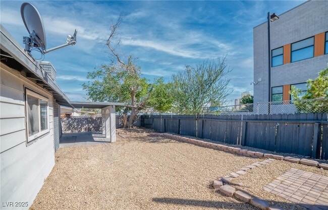 Building Photo - 2825 Kings Way