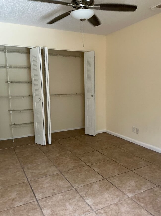 Building Photo - Surrey Woods Rental  2/2