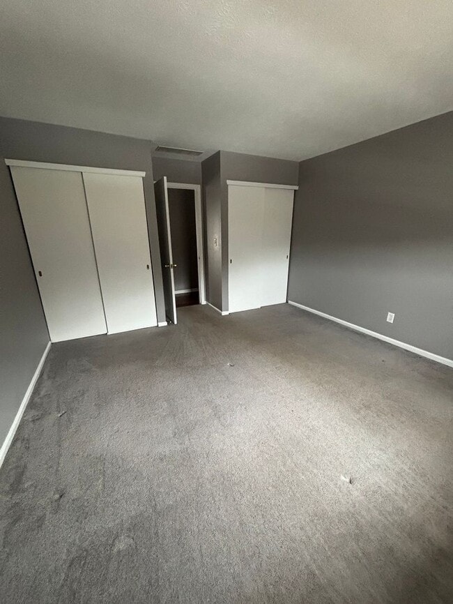 Building Photo - 6970 Carriage Hill Dr