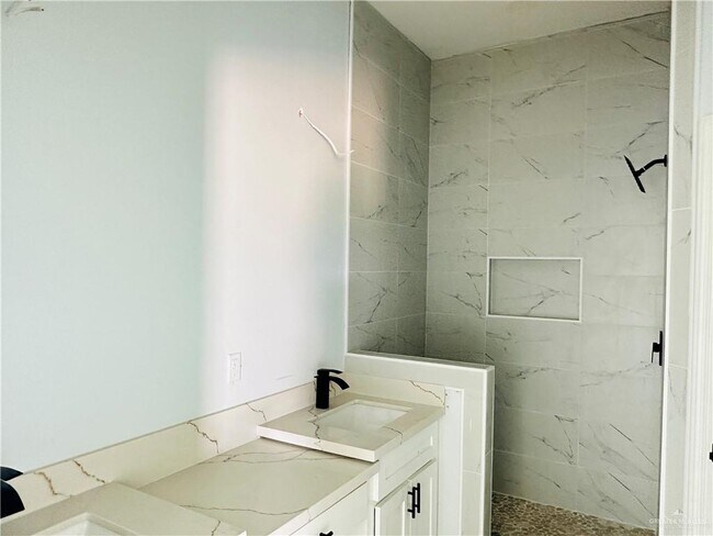 Building Photo - 1016 West Dr