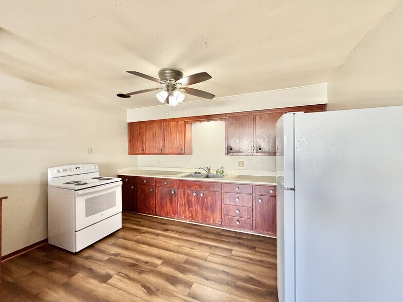 Building Photo - 2109 Lake Point Dr