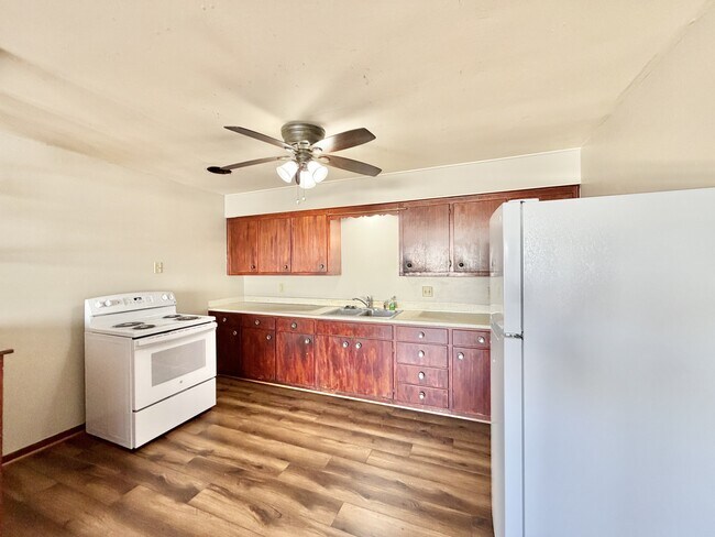 Building Photo - 2109 Lake Point Dr