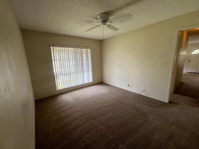 Building Photo - Very nice 2 bedroom, 1 bath unit with 2 pa...