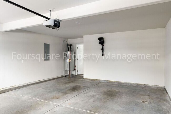 Building Photo - Spacious 3-Bed Home with Loft, Modern Kitc...