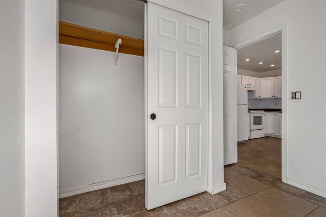 Building Photo - Unfurnished, 1 Bedroom/1 Bath, Ohana