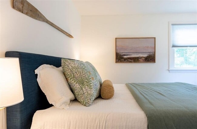 Building Photo - 11 N Hillview Dr