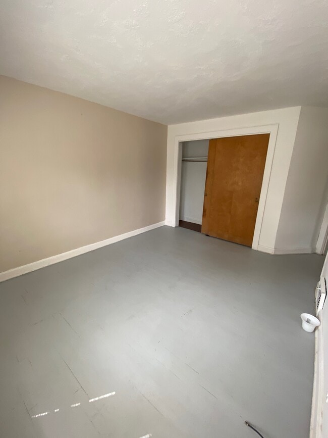 Building Photo - 906 Elmwood Ave