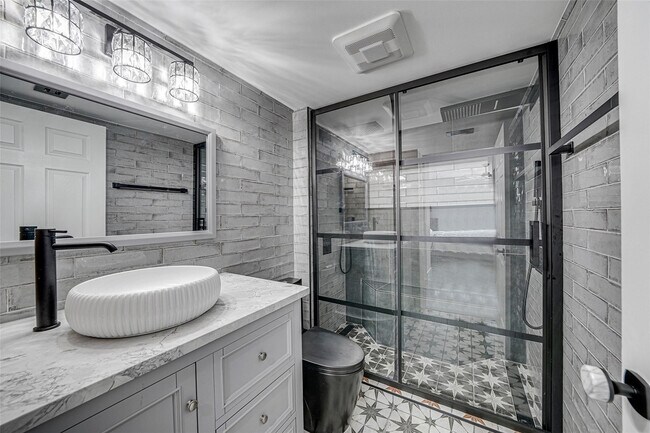 Building Photo - 2021 SE 10th Ave