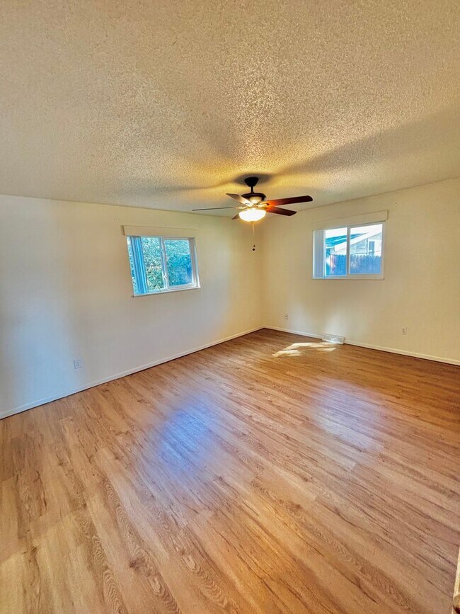 Building Photo - 3512-3512 Holland Ct