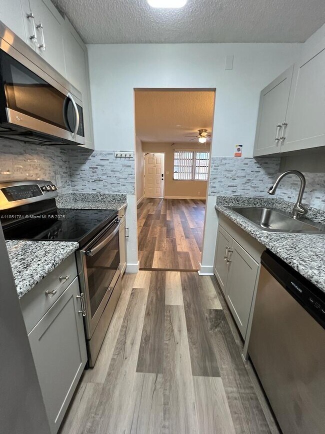 Building Photo - 9992 Twin Lakes Dr