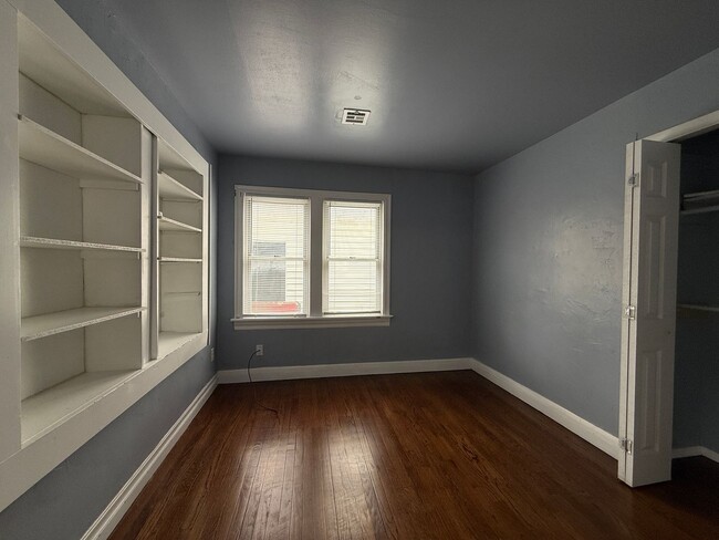 Building Photo - Charming Living in the Heart of Historic M...