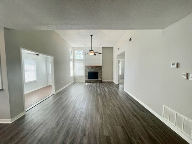 Building Photo - Nice 3 Bedroom Home For Rent!