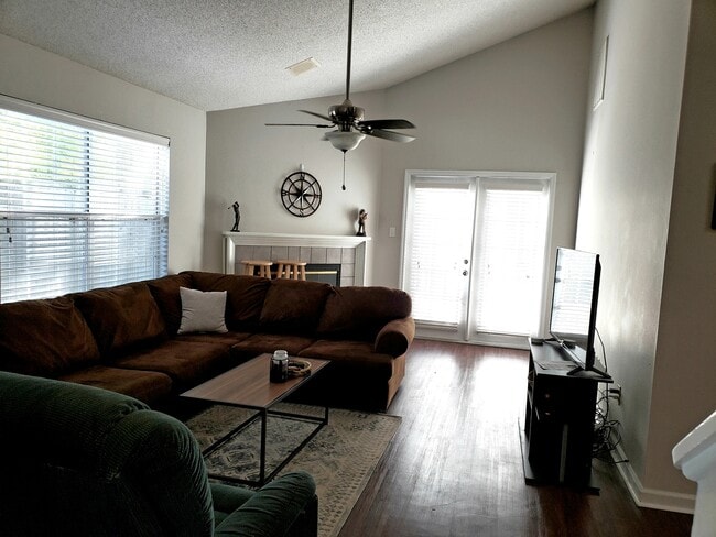 Building Photo - Charming 3 bedroom house near buck lake fo...