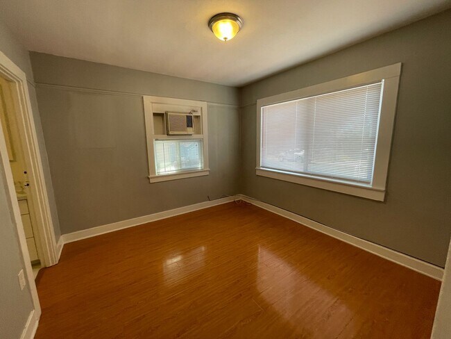 Building Photo - Gorgeous 2 Bedroom Home! Convenient Location!