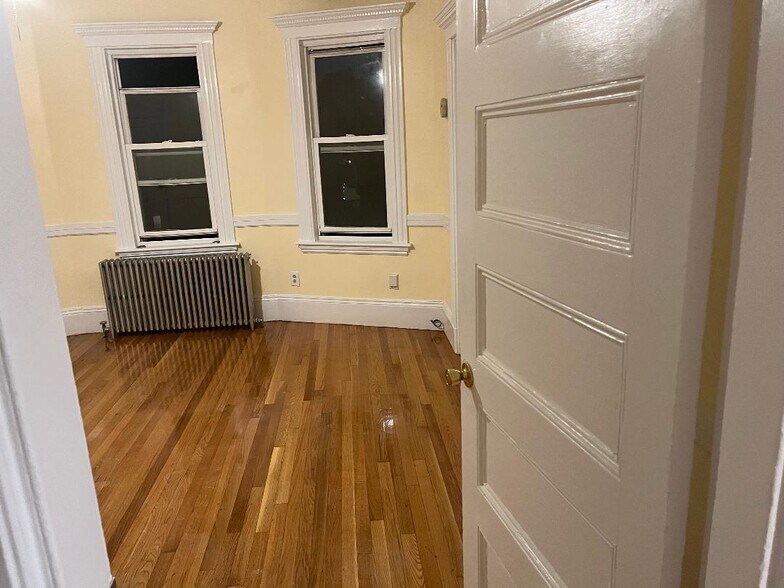 Building Photo - 391 Salem St