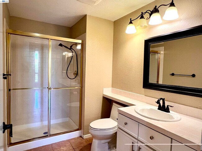 Building Photo - 3089 Lakemont Dr